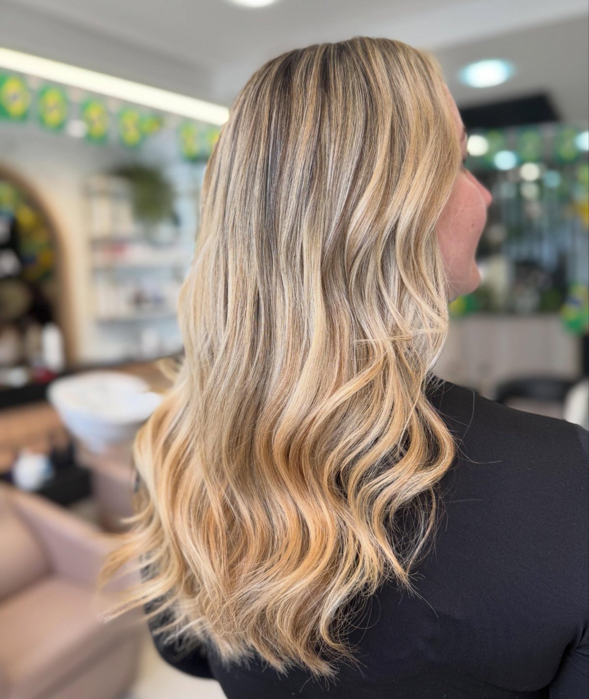 Resultado de cabelo loiro com ondas e mechas, feito no salão.